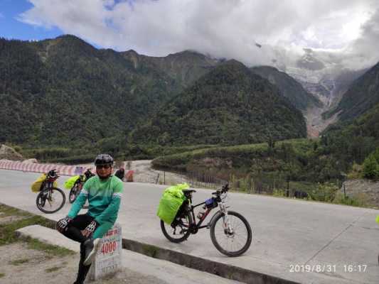 德钦到波密的客车（德钦县到波密县多少公里）