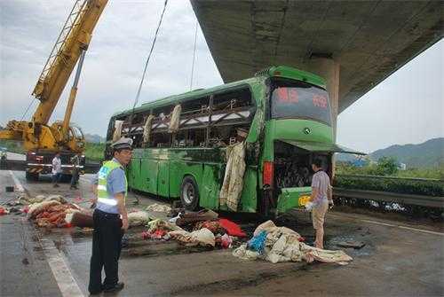 李某驾驶大客车（李某驾驶大客车承载21人）